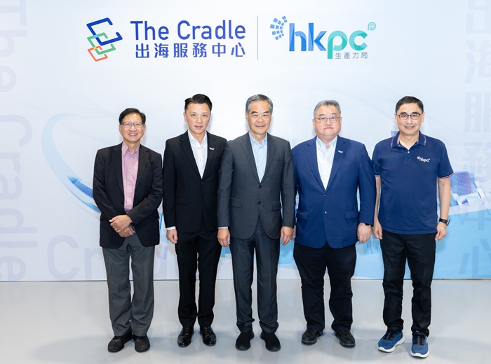 全國政協副主席、香港促進現代化專業人士協會會長梁振英先生（中間），在協會副會長葉澤恩（左一）及一眾理事陪同下，今日到訪香港生產力促進局，就香港如何利用新質生產力，更好對接國家戰略、服務國家所需進行深入交流。生產力局主席陳祖恒議員（左二）、副主席于健安先生（右二）、總裁畢堅文先生（右一）