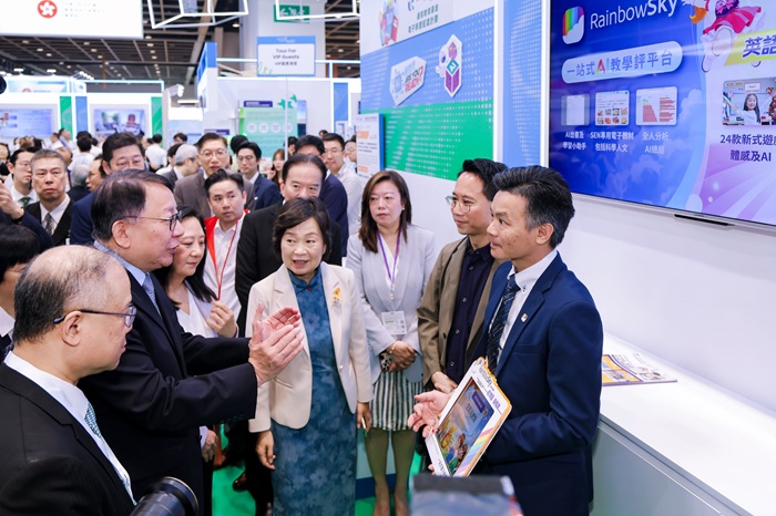 政務司司長陳國基，GBS，IDSM，JP及教育局局長蔡若蓮博士，JP與三水同鄉會劉本章學校仇恒初校長及其團隊進行交流。