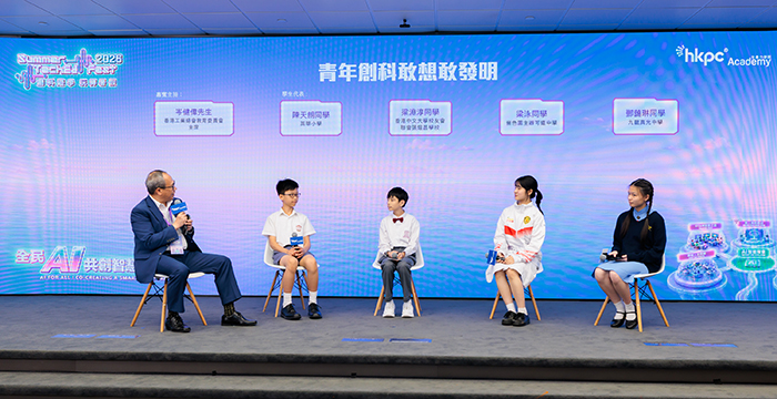 來自不同學校的同學於「青年創科敢想敢發明」分享學習及應用AI的心得。