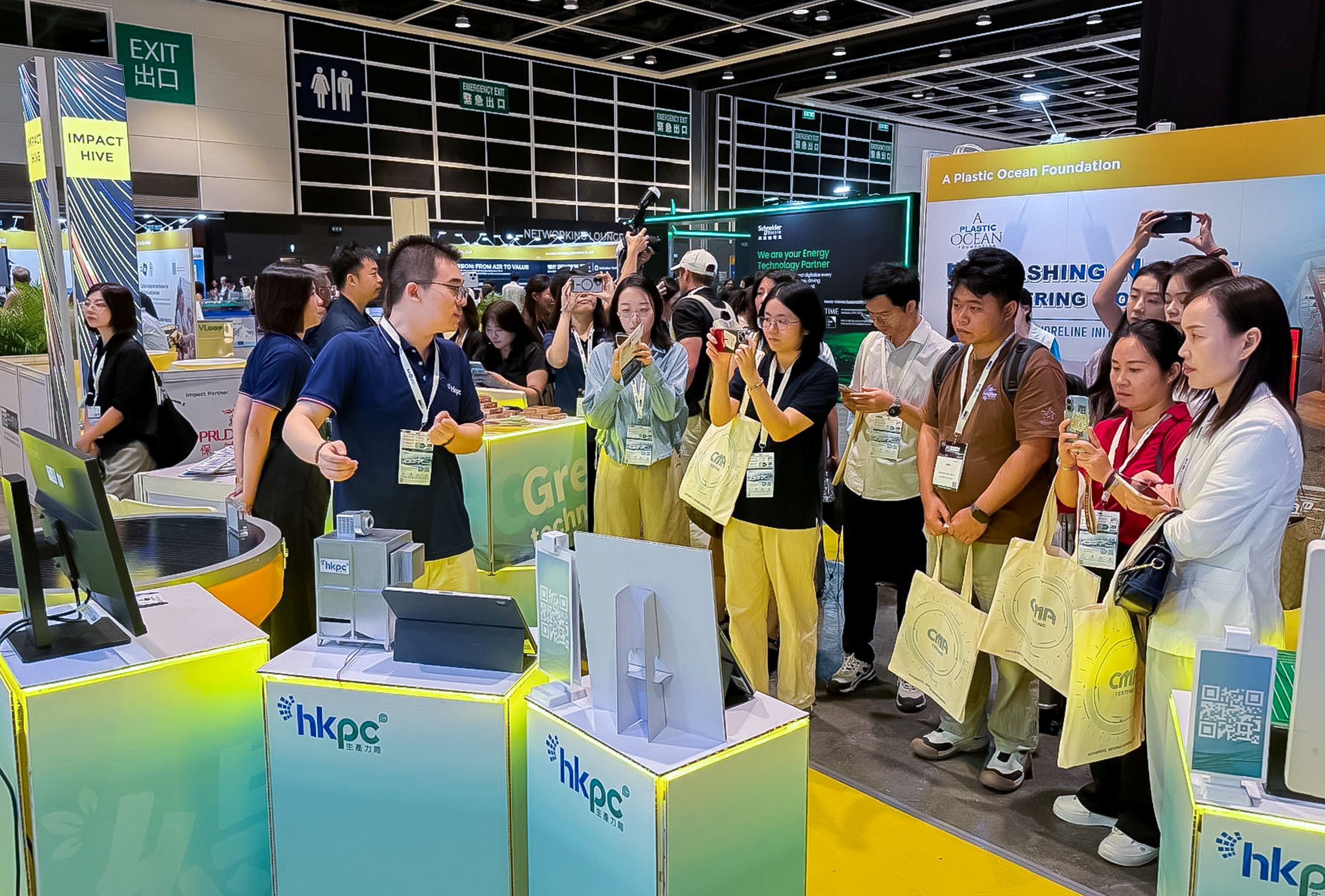 香港生产力促进局展出成功入围R&D 100 Awards 2026决赛名单（Finalist）的水箱机械宝，以机器人技术提升设施维护效率，推动智慧物业管理发展。