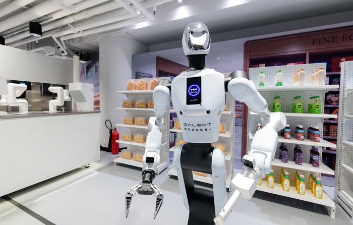 Beijing Galbot AI Co., Ltd. showcased a smart retail scenario and embodied AI retail solution, demonstrating robots' capabilities in merchandise management and customer service within real-world retail environments.