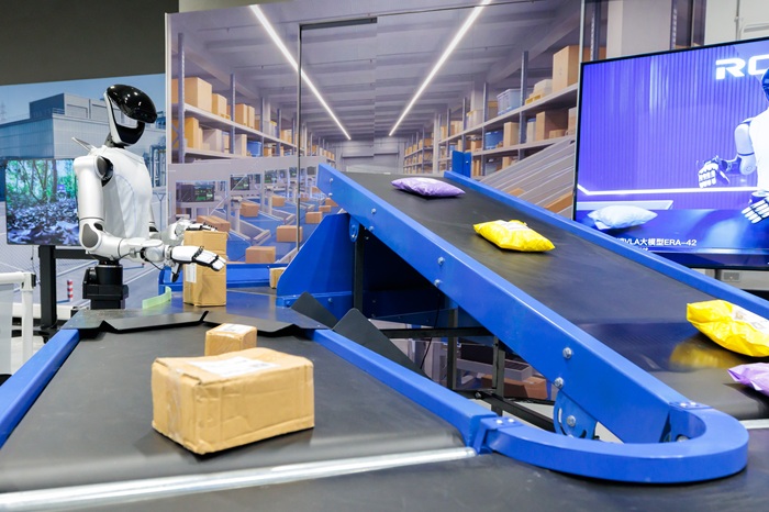 Beijing Xingdongjiyuan Co., Ltd. (Robotera) showcased the M7 humanoid robot and an embodied AI logistics solution, demonstrating autonomous parcel identification and logistics sorting operations.