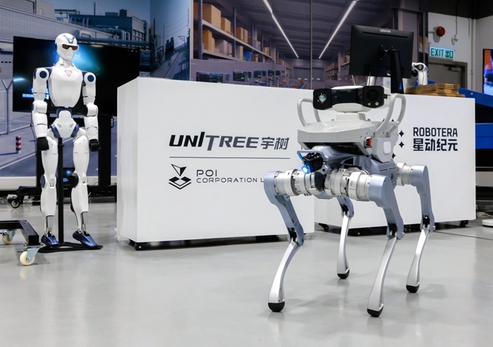 Unitree Robotics showcased its R1 humanoid robot and A2 quadruped robot at the Embodied AI International Applications Hub, demonstrating applications including factory inspection and autonomous mobility.