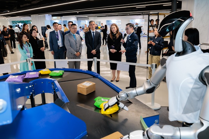Mr YAU Cheuk Hang, Vic, JP, Permanent Secretary for Transport and Logistics of the HKSAR Government, toured the exhibition and exchanged views with exhibitors on the latest applications of AI, automation and smart logistics technologies.